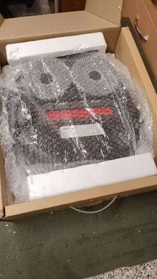 Wenn Sie keine Luftpolsterfolie haben, können Sie den Roboter auch in eine alte Decke einw